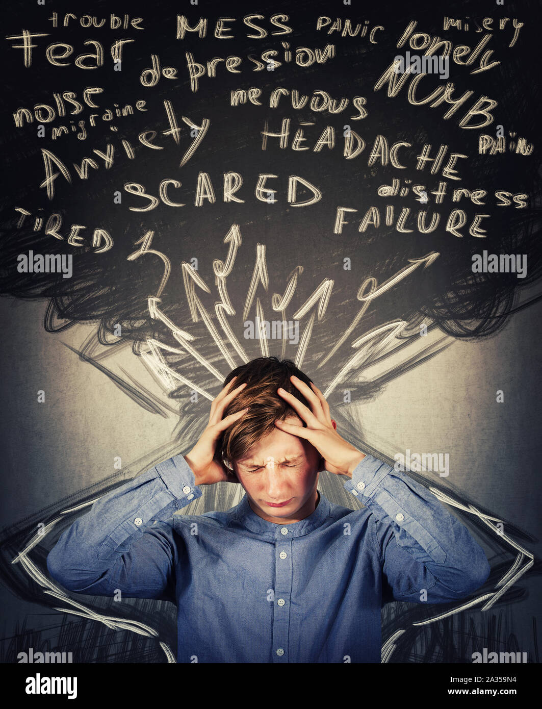 Spaventata adolescente boy mess in testa, mani che coprono le orecchie e gli occhi chiusi sentire dolore, mal di testa e stress emotivo. Ansia, problemi di salute mentale, adole Foto Stock