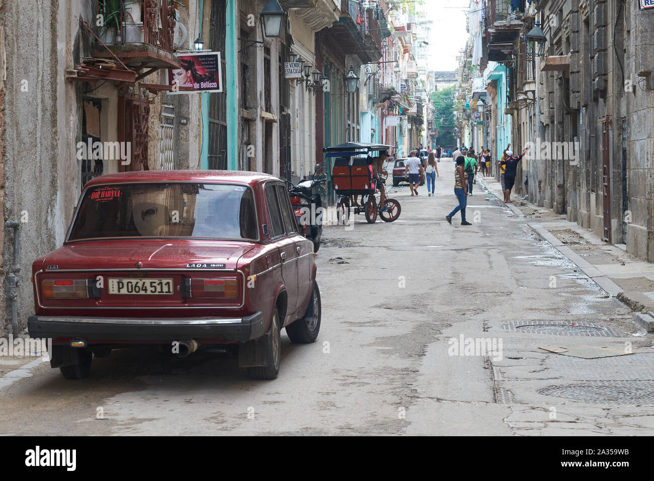 Un dell era sovietica Lada parcheggiata su strade di Havana, Cuba Foto Stock
