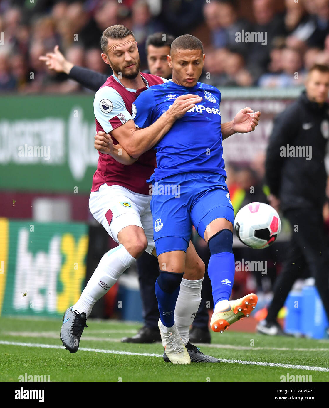 Burnley's Erik Pieters (sinistra) e Everton's Richarlison (destra) battaglia per la palla durante il match di Premier League a Turf Moor, Burnley. Foto Stock