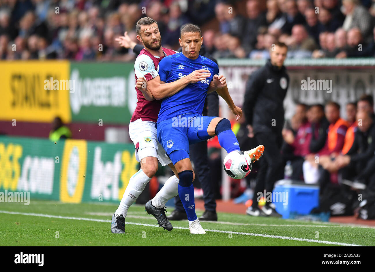 Burnley's Erik Pieters (sinistra) e Everton's Richarlison (destra) battaglia per la palla durante il match di Premier League a Turf Moor, Burnley. Foto Stock