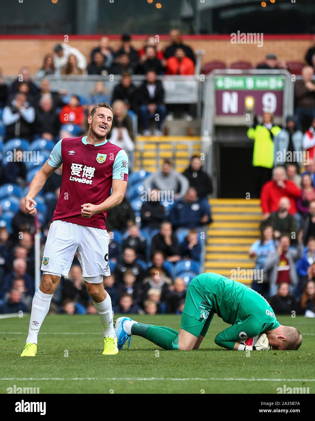 Turf Moor, Burnley, Lancashire. 5 Ottobre, 2019. EPLPremier League Football, Burnely versus Everton; Chris Wood di Burnley mostra la sua frustrazione come la Giordania Pickford di Everton frizioni la sfera - rigorosamente solo uso editoriale. Nessun uso non autorizzato di audio, video, dati, calendari, club/campionato loghi o 'live' servizi. Online in corrispondenza uso limitato a 120 immagini, nessun video emulazione. Nessun uso in scommesse, giochi o un singolo giocatore/club/league pubblicazioni Credito: Azione Sport Plus/Alamy Live News Foto Stock