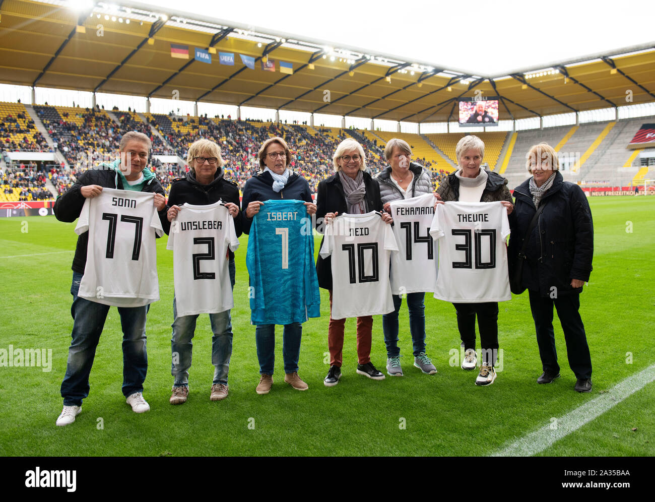 05 ottobre 2019, Renania settentrionale-Vestfalia, Aachen: Calcio, donne: Campionato Europeo di qualificazione, Germania - Ucraina, fase di gruppo, I Gruppo - Terza giornata di gare in Aacher Tivoli. La Germania ex giocatori nazionali sono onorati dal Vicepresidente DFB Hannelore Ratzeburg (r) in occasione di vincere il Campionato Europeo di 30 anni fa. Claudia Sonn, Britta Unsleber, Marion Isbert, Silvia Neid, Angelika Fehrmann, Tina Theune. Foto: Bernd Thissen/dpa - NOTA IMPORTANTE: In conformità con i requisiti del DFL Deutsche Fußball Liga o la DFB Deutscher Fußball-Bund, è vietato utilizzare o Foto Stock