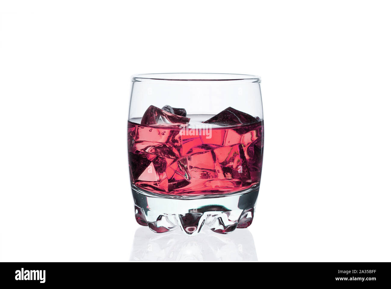 Vetro con cubetti di ghiaccio, refrigerate drink bar, energy drink, liquido colorato, isolare lo sfondo bianco. Foto Stock