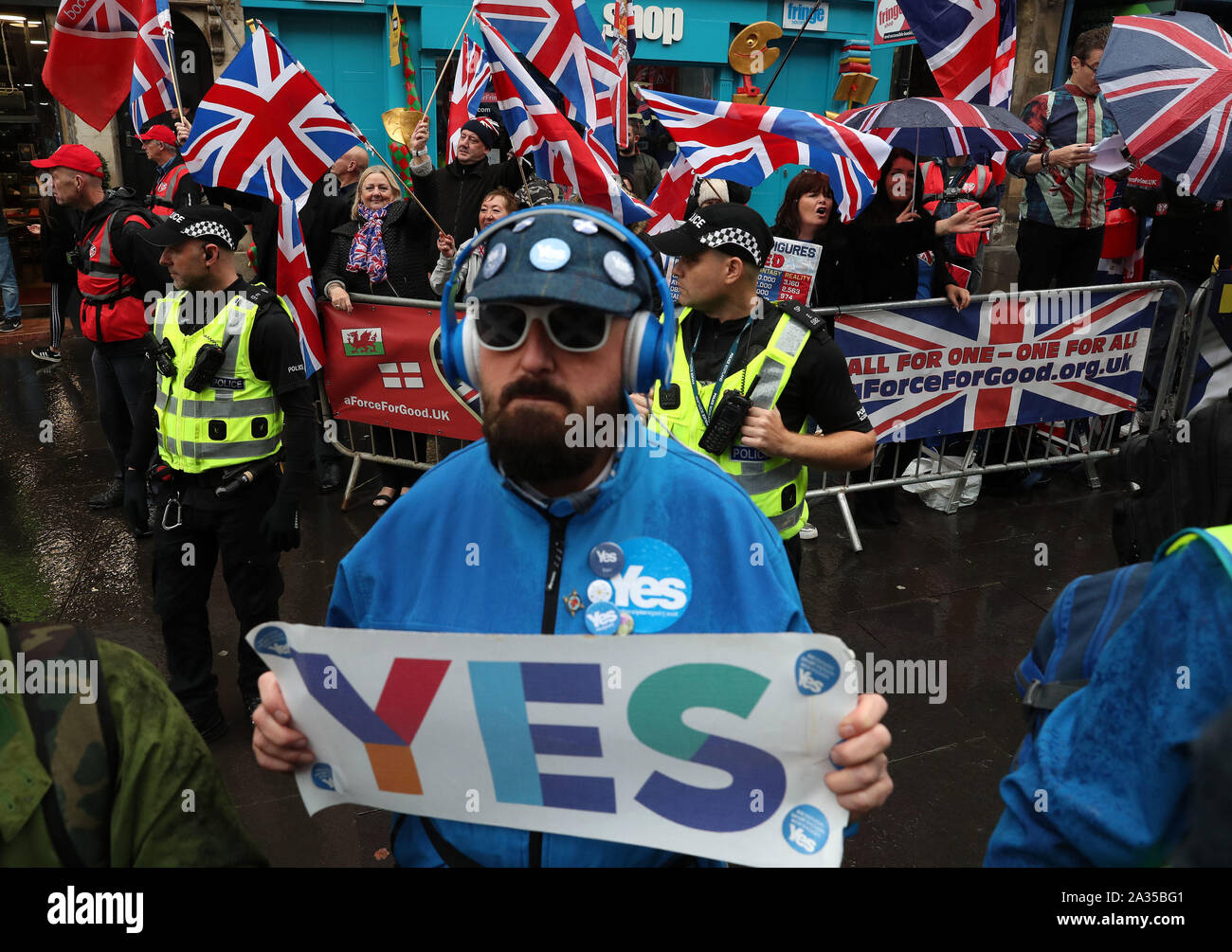 Indipendenza scozzese sostenitori marzo a Edimburgo durante un Tutti sotto uno striscione marzo come anti i sostenitori dell'indipendenza guarda su . Foto di PA. Picture Data: Sabato 5 Ottobre, 2019. Foto di credito dovrebbe leggere: Andrew Milligan/PA FILO Foto Stock