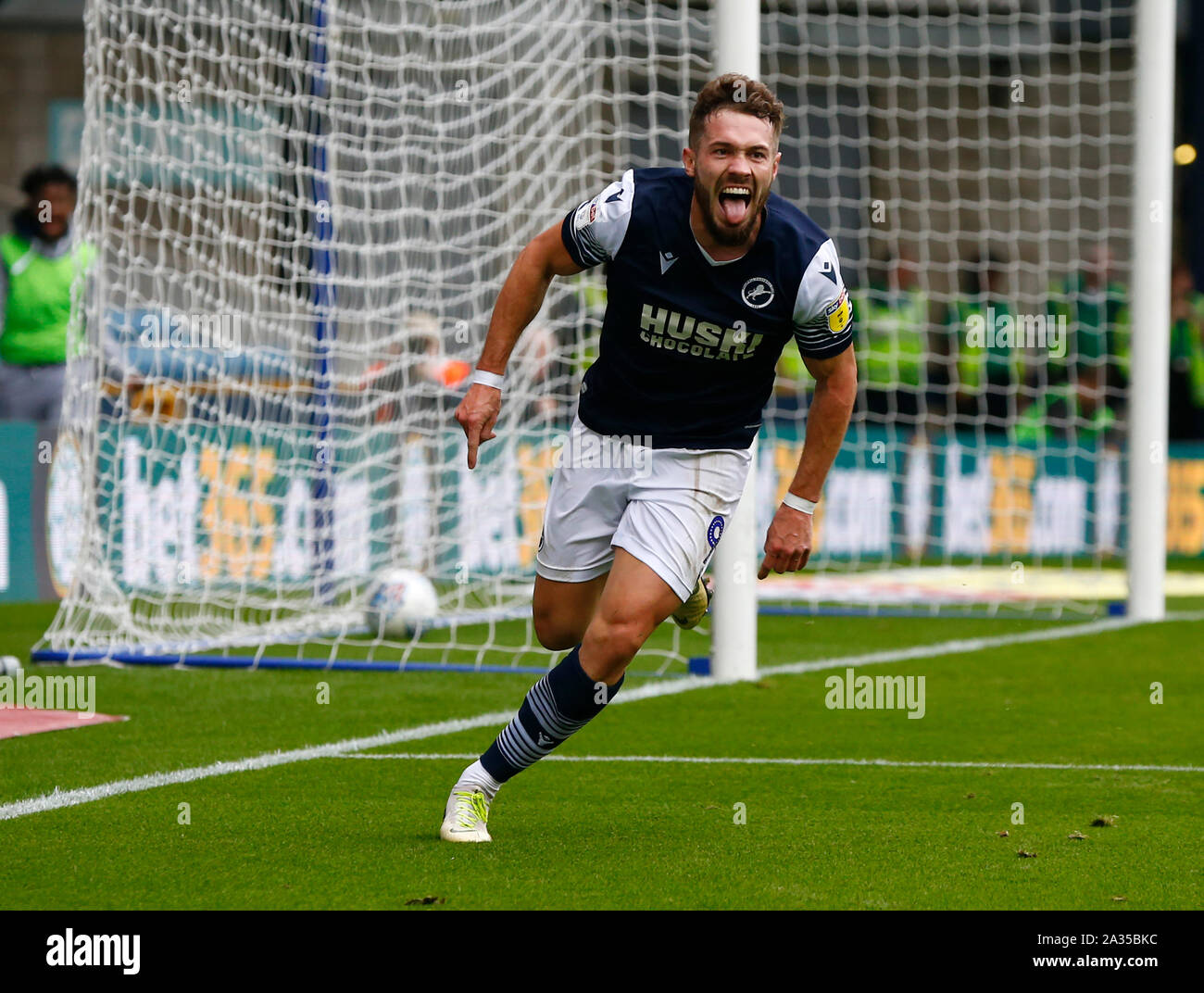 Londra, Regno Unito. 5 Ottobre, 2019. Tom Bradshaw di Millwall celebra il suo obiettivo durante l'inglese Sky scommessa campionato tra Millwall e Leeds United in Den, Londra, Inghilterra il 05 ottobre 2019 Credit: Azione Foto Sport/Alamy Live News Foto Stock