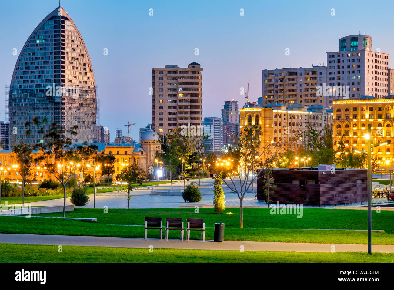 Vista da Heydar Aliyev centro parco con l'incompiuta Trump International Hotel and Tower, Baku, Azerbaijan Foto Stock