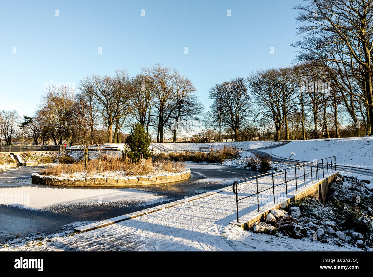 Stagione invernale in Duthie park coperto di neve con laghi ghiacciati, Aberdeen, Scozia Foto Stock