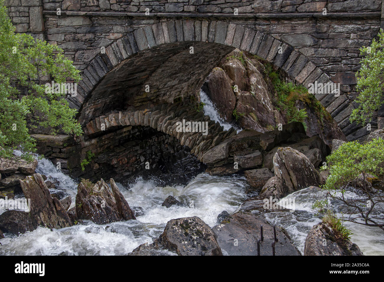 Packhorse bridge e Pont Pen y Benglog un Thomas Telford, ponte sulla A5 vicino Ogwen Falls, Ogwen, Nant Ffrancon, N Galles Foto Stock