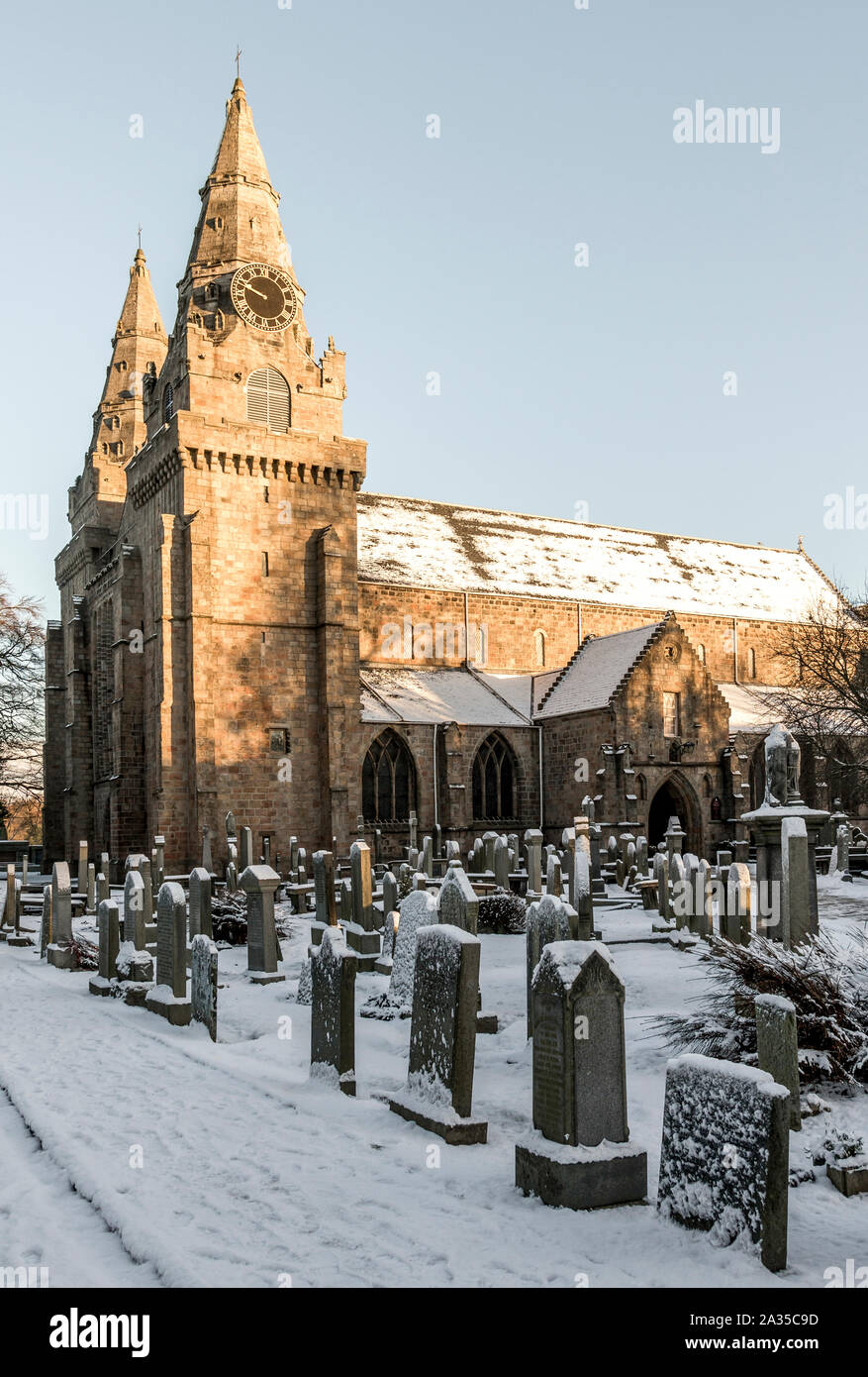 Una vista di St Machar la cattedrale e il cimitero di Inverno tempo coperto da neve, Aberdeen, Scozia Foto Stock