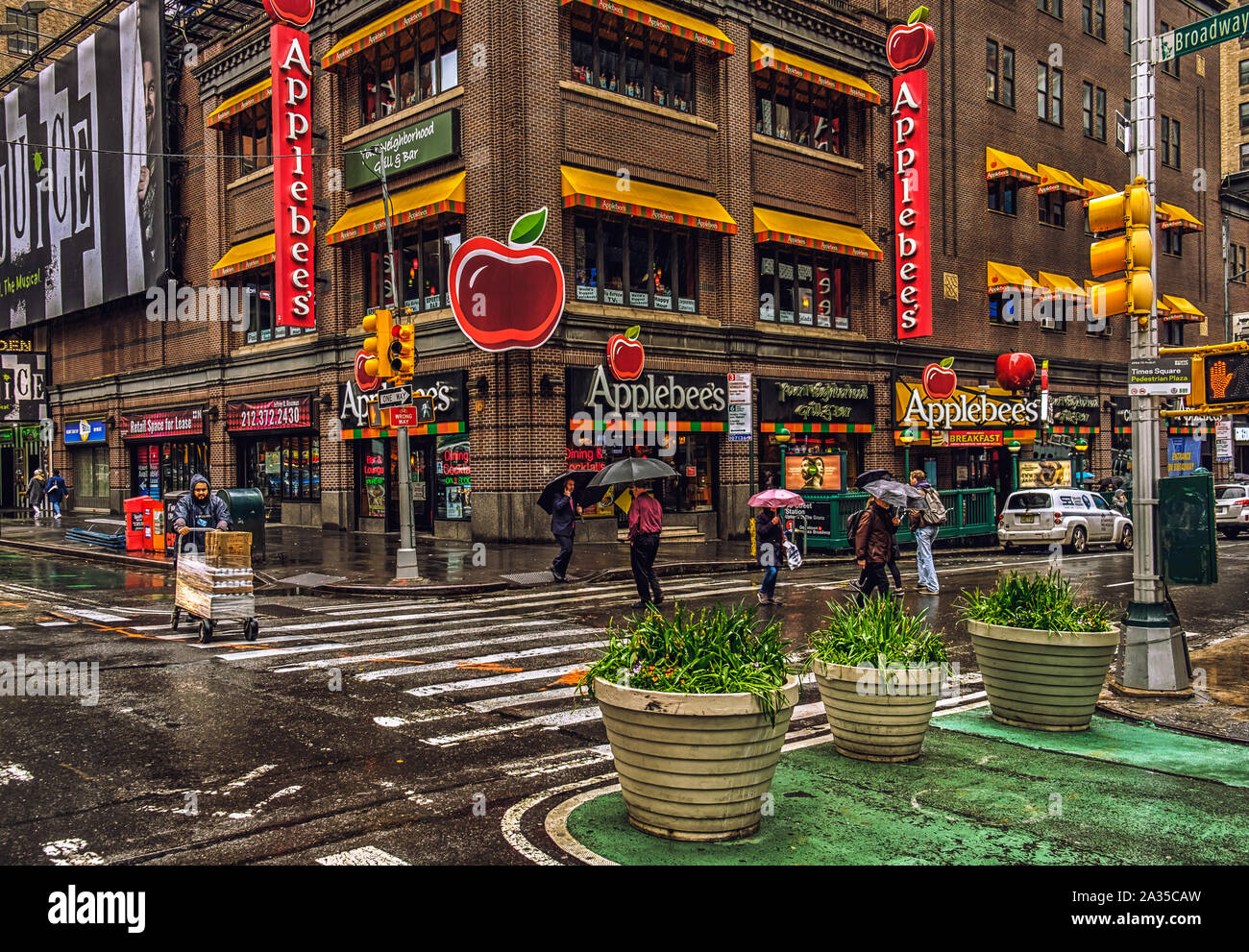 La città di New York, USA, maggio 2019, scena urbana in un giorno di pioggia da Applebee's American grill e bar ristorante su Broadway Foto Stock