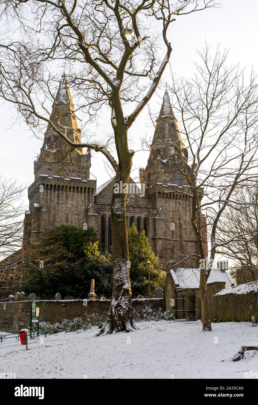 Twin Towers di San Machar's Cathedral di Seaton park durante la stagione invernale, Aberdeen, Scozia Foto Stock