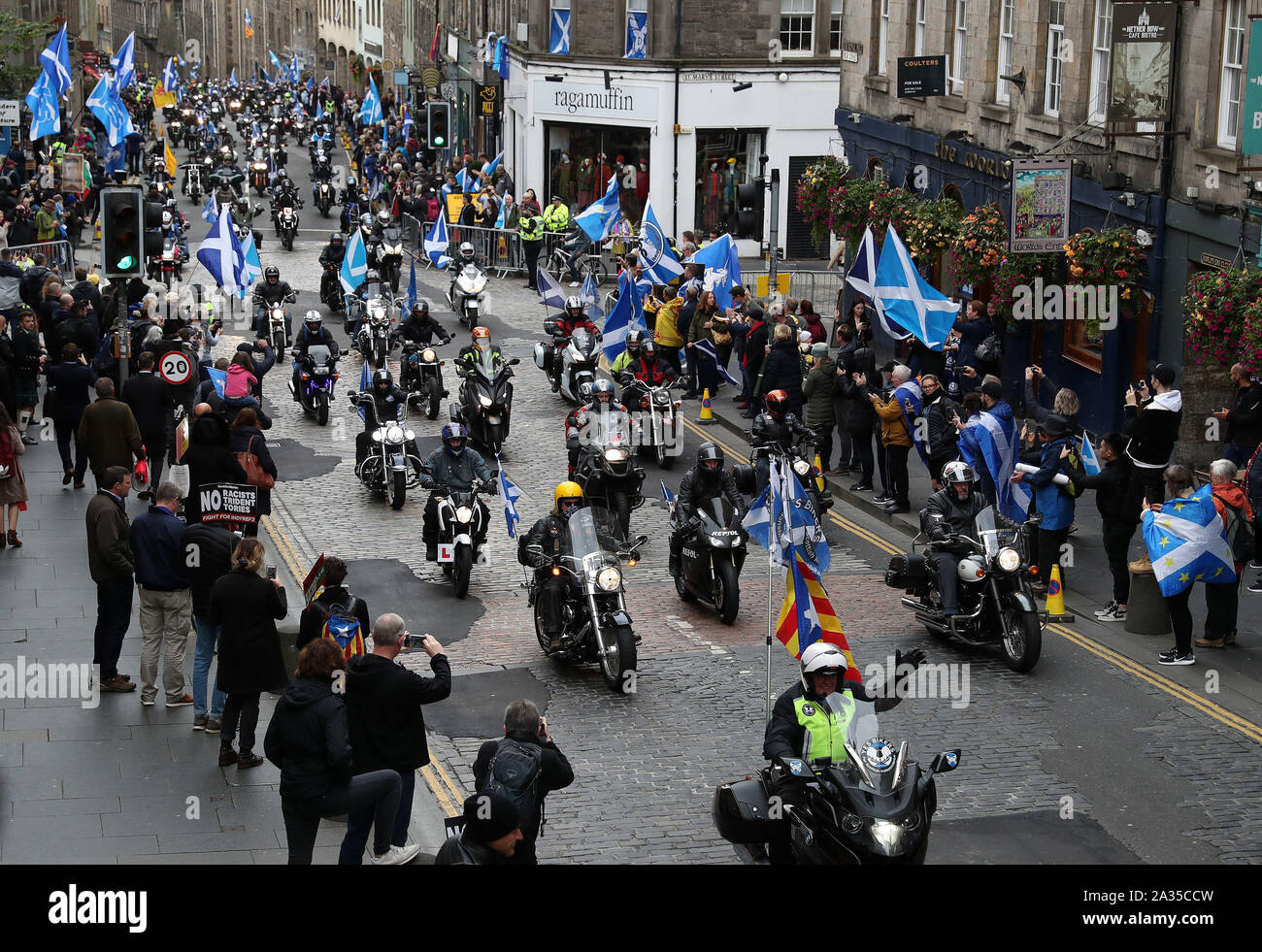 Moto unisciti a Scottish i sostenitori dell'indipendenza marciando attraverso Edinburgh durante un Tutti sotto uno striscione marzo. Foto di PA. Picture Data: Sabato 5 Ottobre, 2019. Foto di credito dovrebbe leggere: Andrew Milligan/PA FILO Foto Stock