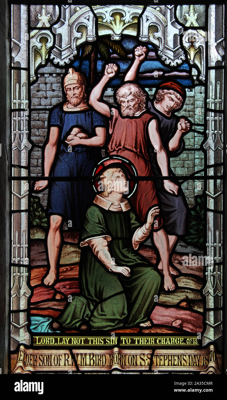 Una vetrata raffigurante la condanna a morte per lapidazione di Santo Stefano, primo martire cristiano, la chiesa di San Lorenzo, Barton sulla brughiera, Warwickshire Foto Stock