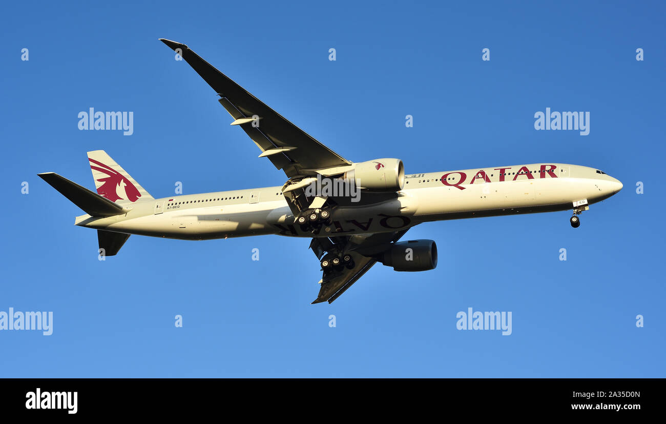 Qatar Airlines Boeing 777-300 A7-BEQ sull approccio all'Aeroporto di Perth, Western Australia Foto Stock