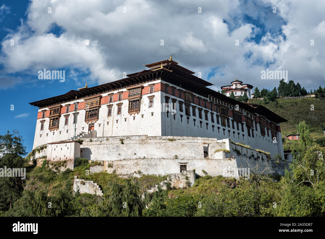 Il Paro dzong (Rinpung Dzong) con il Museo Nazionale del Bhutan Foto Stock