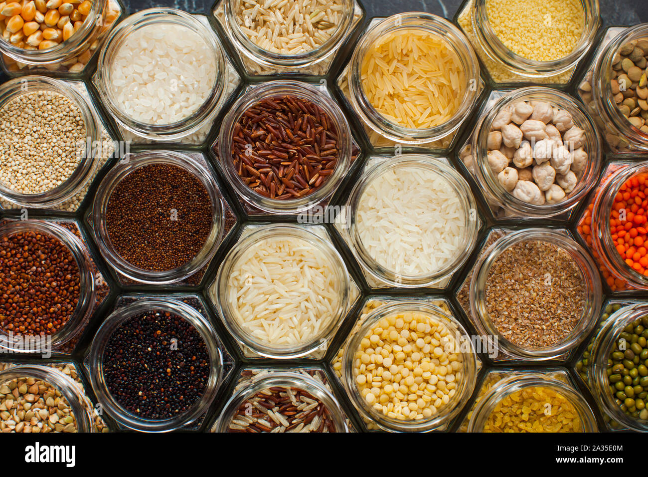 Modello alimentare background - fagioli e cereali in vasi Foto Stock