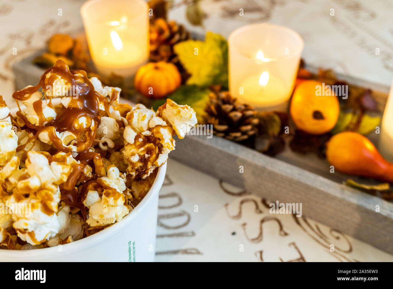 In casa caramello popcorn con candele Foto Stock