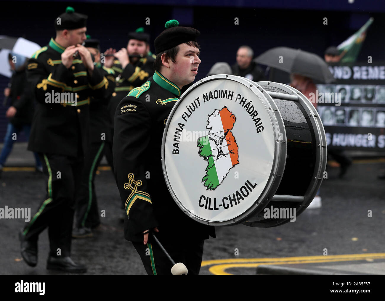 La gente a prendere parte alla parata a Newry, Co Down, organizzata dal partito politico Saoradh per commemorare scioperi della fame. Foto Stock