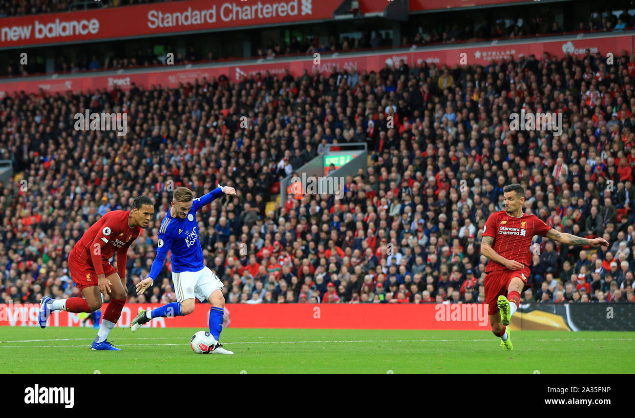 Anfield, Liverpool, Merseyside, Regno Unito. 5 Ottobre, 2019. English Premier League Football, Liverpool contro Leicester; James Maddison di Leicester City beats Liverpool goalkeeper Adrian per equalizzare dopo 79 minuti - rigorosamente solo uso editoriale. Nessun uso non autorizzato di audio, video, dati, calendari, club/campionato loghi o 'live' servizi. Online in corrispondenza uso limitato a 120 immagini, nessun video emulazione. Nessun uso in scommesse, giochi o un singolo giocatore/club/league pubblicazioni Credito: Azione Sport Plus/Alamy Live News Foto Stock