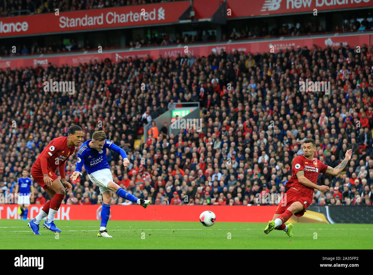 Anfield, Liverpool, Merseyside, Regno Unito. 5 Ottobre, 2019. English Premier League Football, Liverpool contro Leicester; James Maddison di Leicester City beats Liverpool goalkeeper Adrian per equalizzare dopo 79 minuti - rigorosamente solo uso editoriale. Nessun uso non autorizzato di audio, video, dati, calendari, club/campionato loghi o 'live' servizi. Online in corrispondenza uso limitato a 120 immagini, nessun video emulazione. Nessun uso in scommesse, giochi o un singolo giocatore/club/league pubblicazioni Credito: Azione Sport Plus/Alamy Live News Foto Stock