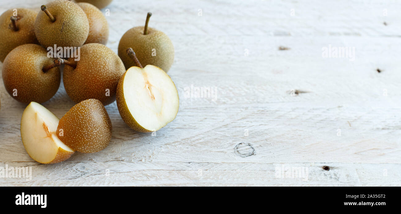Pere Nashi (Apple o di pere pere asiatici) su un tavolo di legno Foto Stock