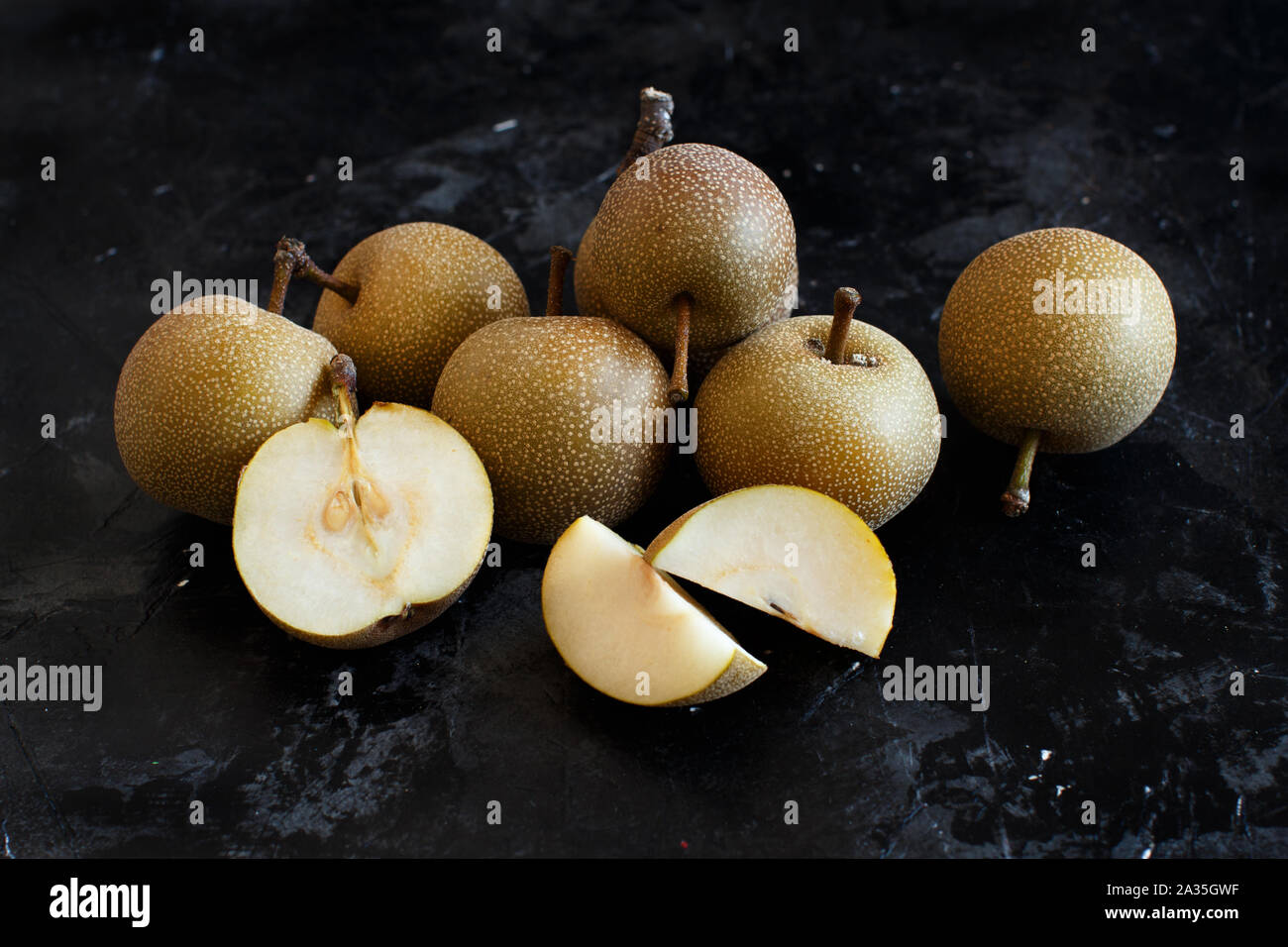 Pere Nashi (Apple o di pere pere asiatici) su un tavolo di legno Foto Stock