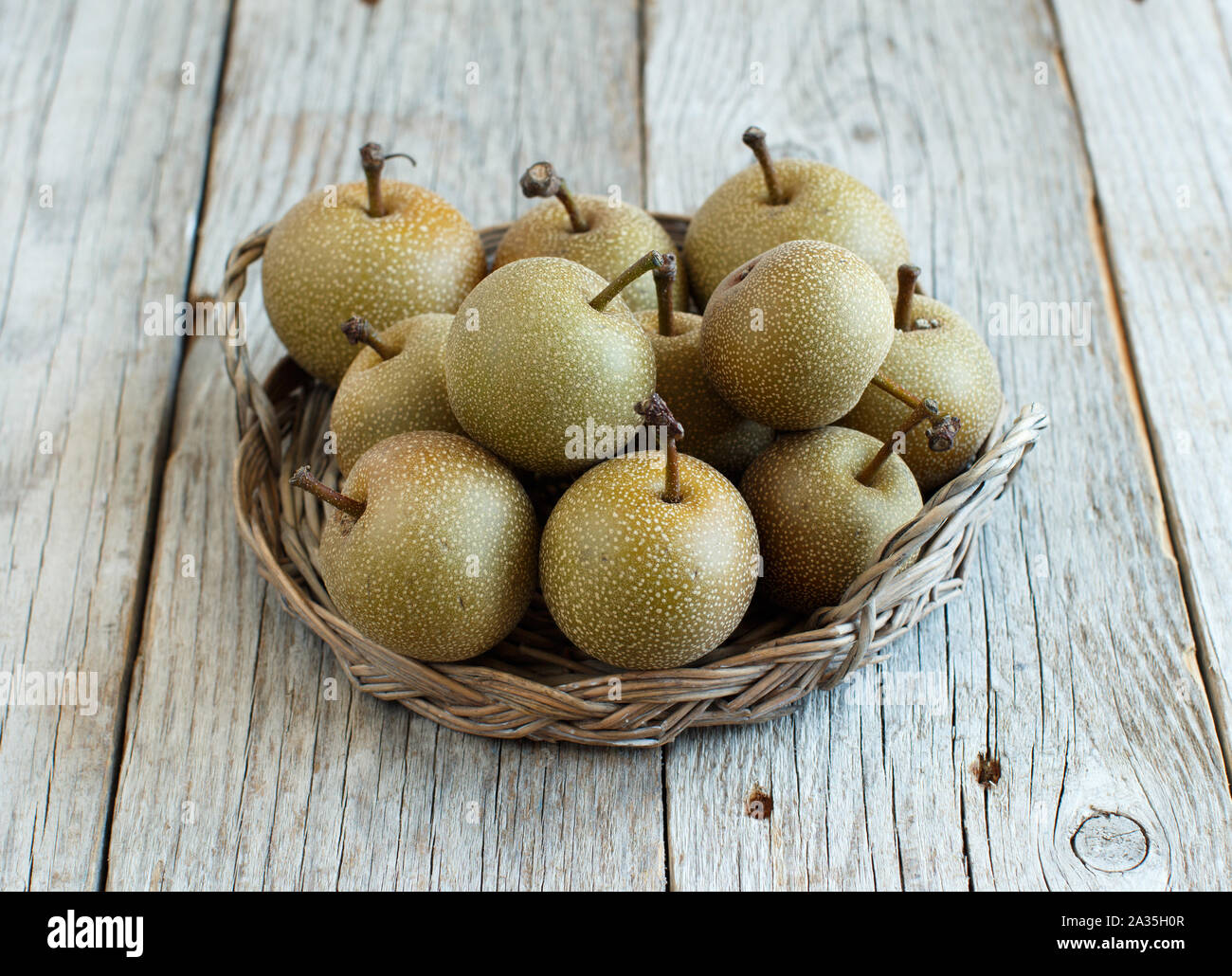Pere Nashi (Apple o di pere pere asiatici) su un tavolo di legno Foto Stock