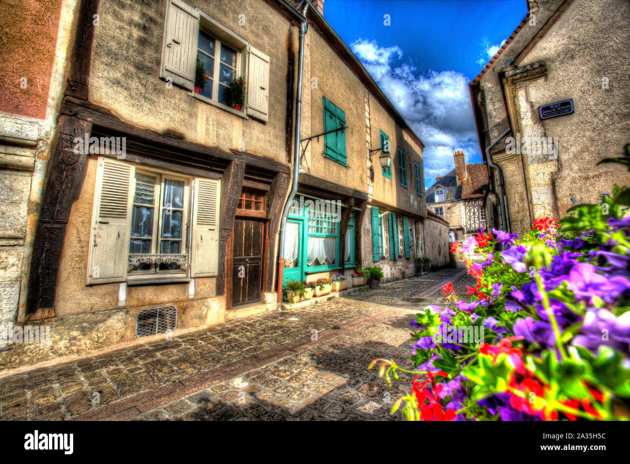 Chateaudun, Francia. Artistico vista estiva medievale della città alta di Chateaudun, alla Rue du Chateau. Foto Stock