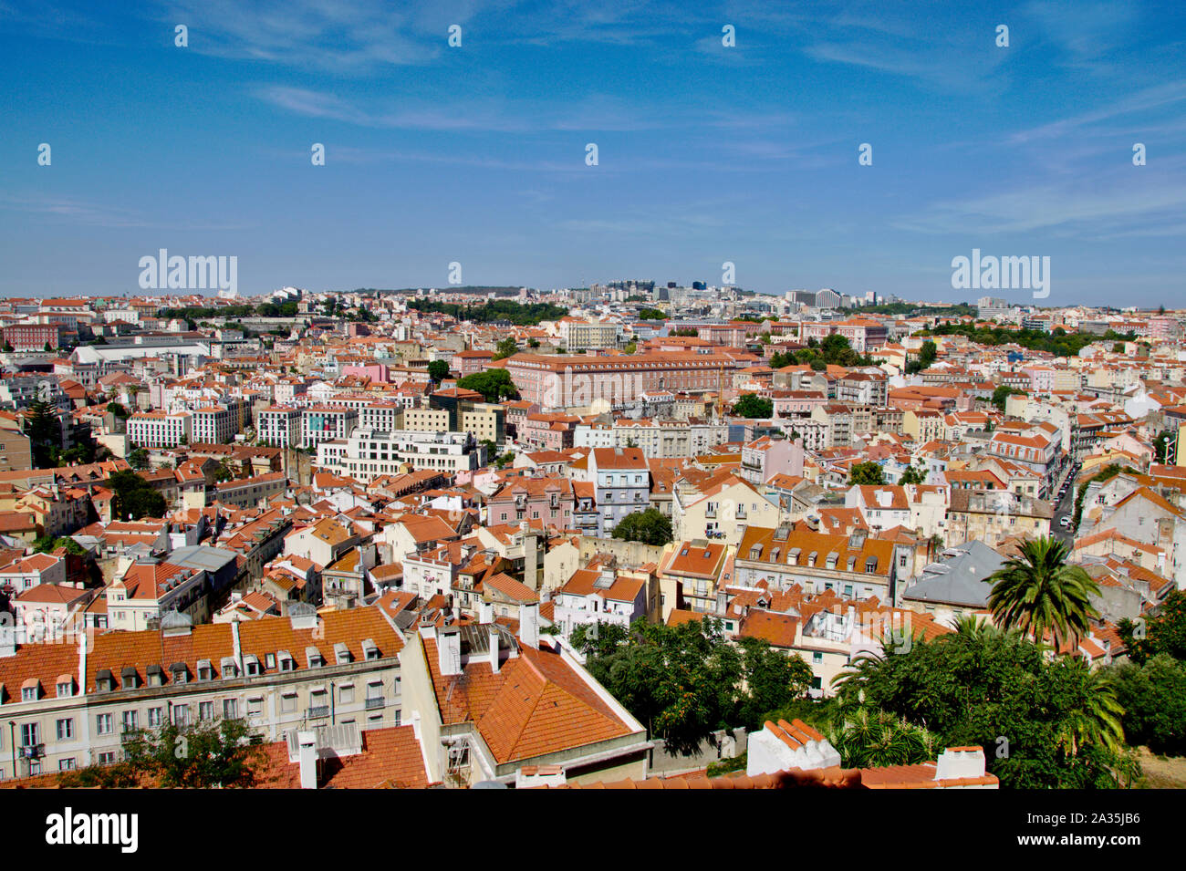 Vista panoramica sui tetti della città. Lisbona, Portogallo Foto Stock