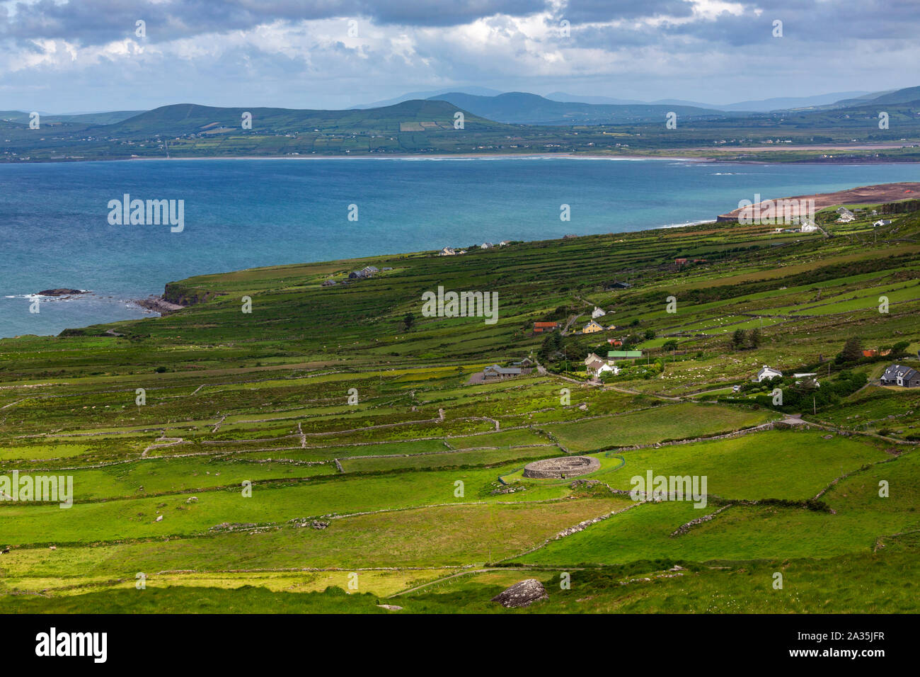 New Scenic 5 posti il paesaggio costiero sull'anello di Kerry, una parte della Wild Atlantic modo sulla costa occidentale della Repubblica di Irlanda. Foto Stock