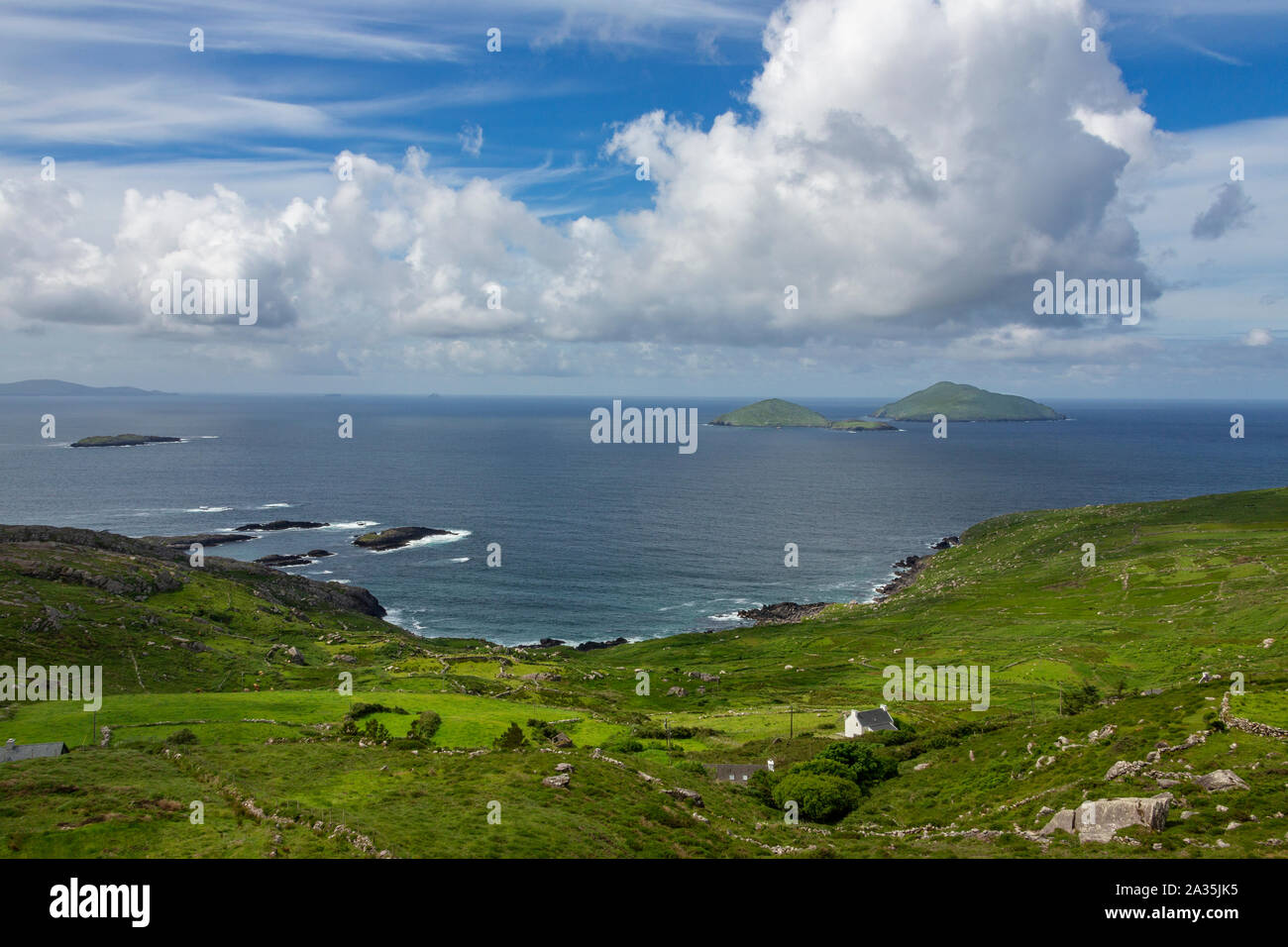 New Scenic 5 posti il paesaggio costiero sull'anello di Kerry, una parte della Wild Atlantic modo sulla costa occidentale della Repubblica di Irlanda. Foto Stock