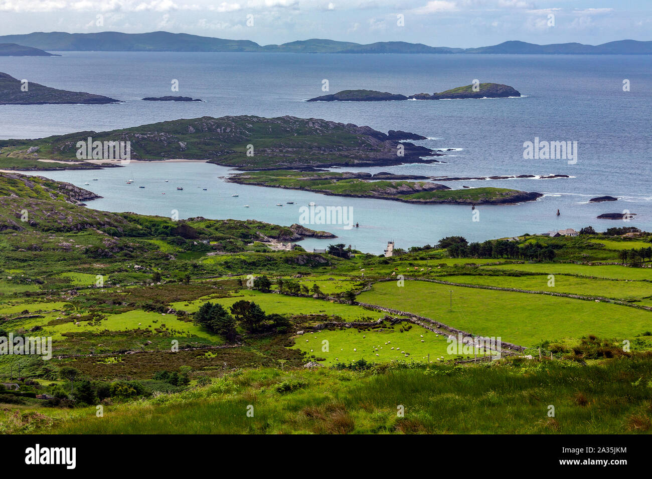 New Scenic 5 posti il paesaggio costiero sull'anello di Kerry, una parte della Wild Atlantic modo sulla costa occidentale della Repubblica di Irlanda. Foto Stock
