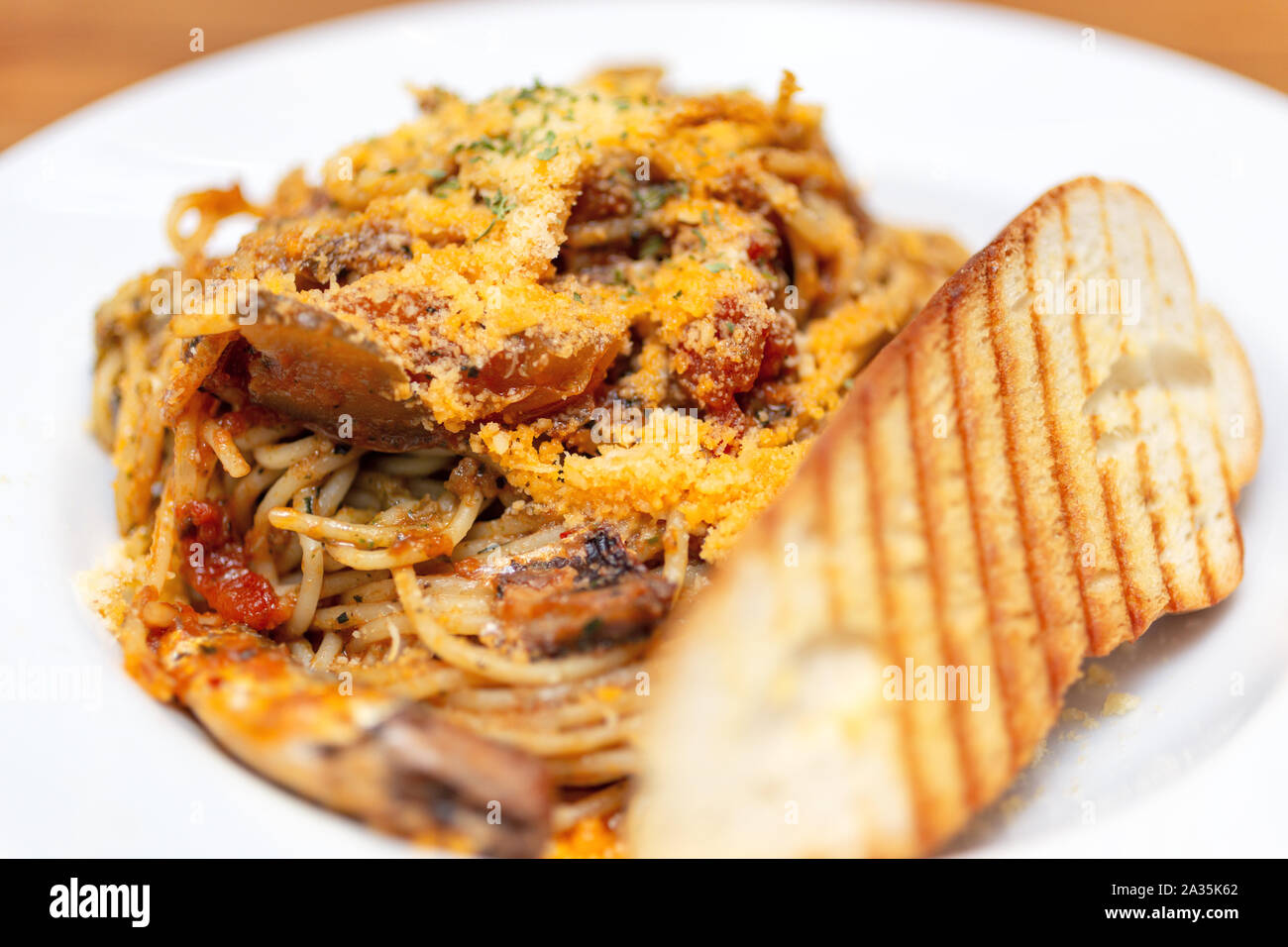 Italiano autentico spaghetti pomodoro con salsa di formaggio in un ristorante closeup Foto Stock