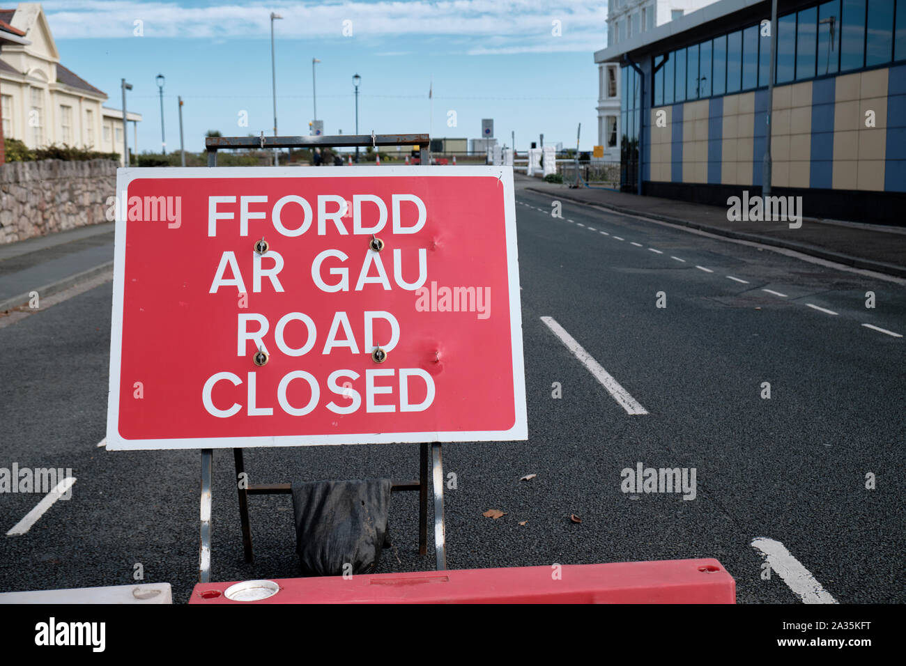 Strada chiusa segno su strada sia in inglese e gallese Foto Stock
