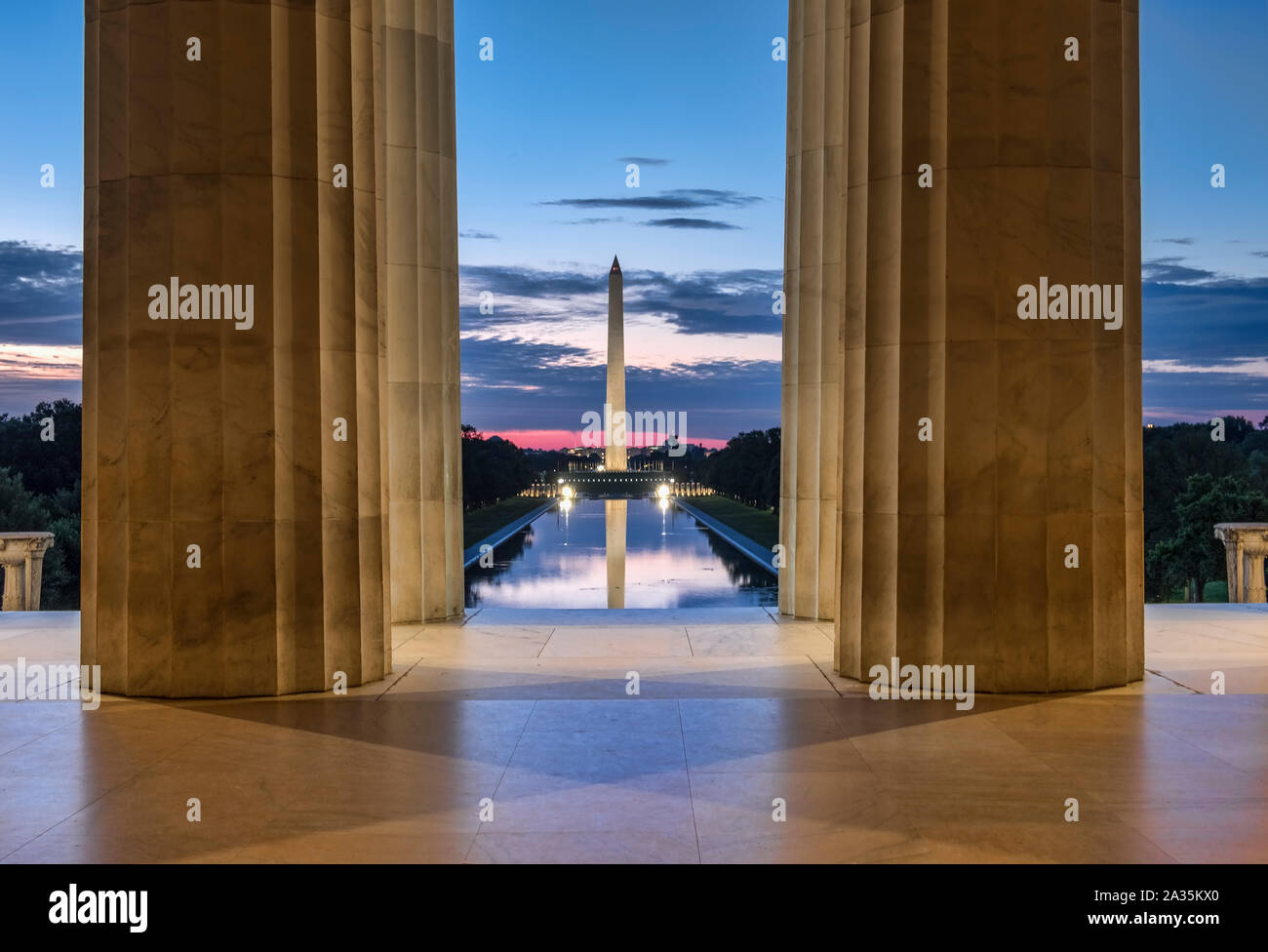 Il Monumento a Washington e il Pool di riflessione dall'interno del Lincoln Memorial, National Mall di Washington DC, Stati Uniti d'America Foto Stock