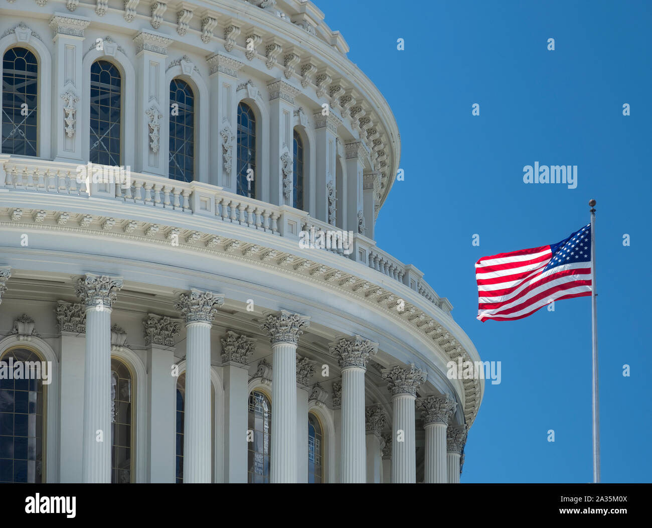 Stelle e Strisce della bandiera statunitense e la cupola della US Capitol Building, Capitol Hill, Washington DC, Stati Uniti d'America Foto Stock