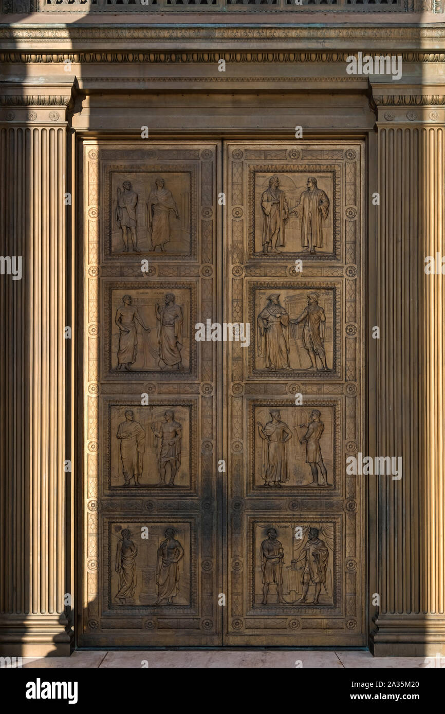 Le porte principali per la Suprema Corte Edificio, Capitol Hill, Washington DC, Stati Uniti d'America Foto Stock