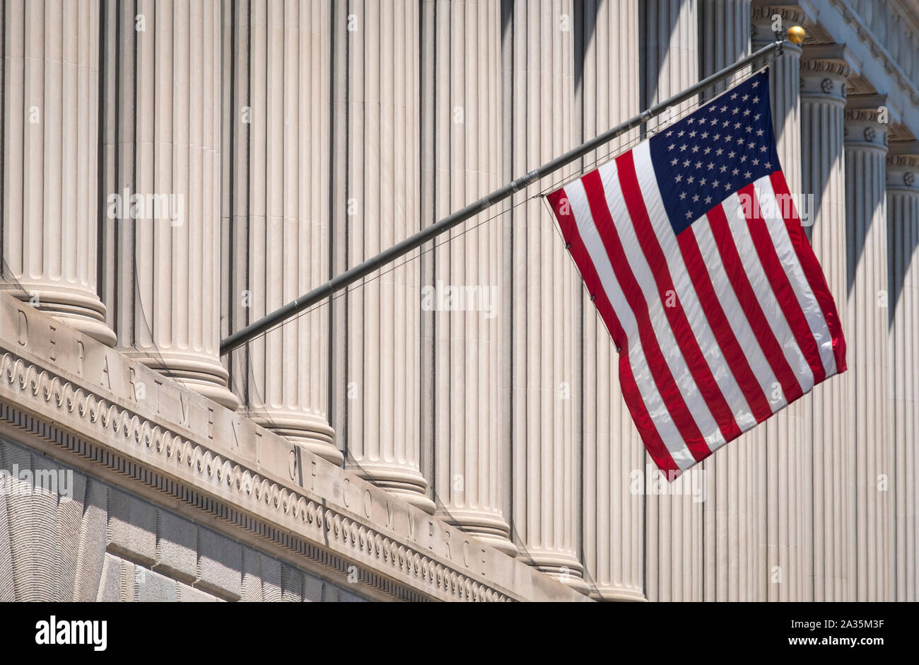 A STELLE E STRISCE DI NOI Bandiera del Dipartimento del commercio edificio, Constitution Avenue a Washington DC, Stati Uniti d'America Foto Stock