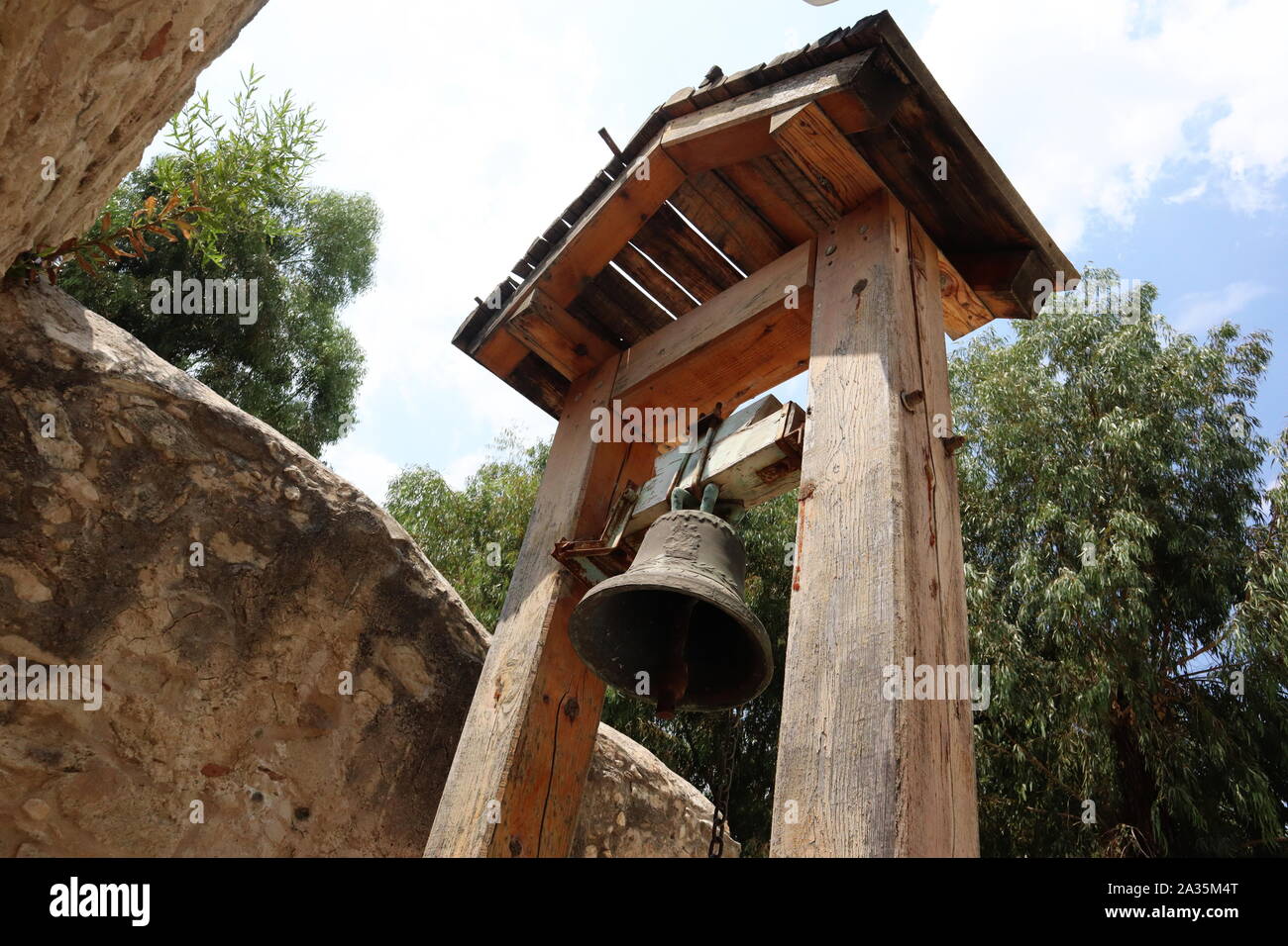 Vecchia chiesa campana sulla impalcatura di legno all antica chiesa greco-ortodossa Foto Stock