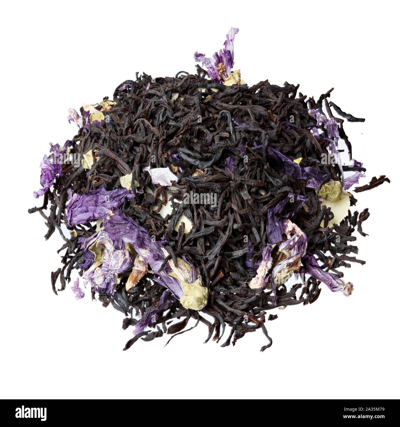 Mix di tè di Petali di Malva, mandorla, sapore di cioccolato di close-up, isolato su bianco. Foto Stock