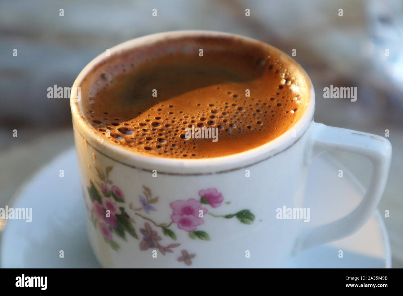 Tazza di caffè turco con la schiuma e illuminazione soffusa Foto Stock