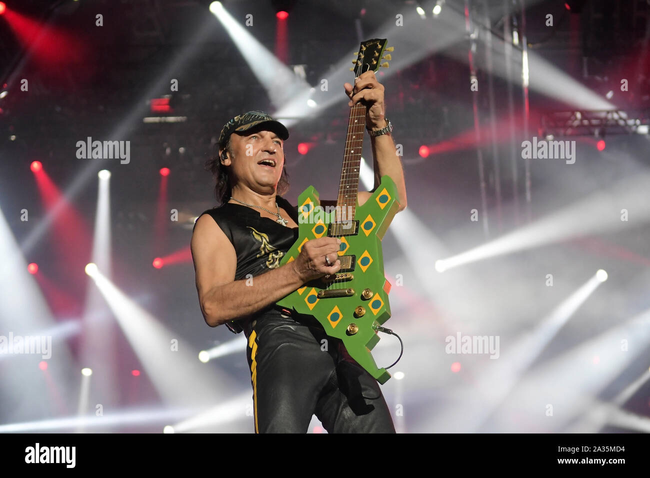 Rio de Janeiro, Brasile, 4 ottobre 2019. Il chitarrista Matthias Jabs della rock band Scorpions durante uno spettacolo al Rock in Rio a Rio de Janeiro. Foto Stock