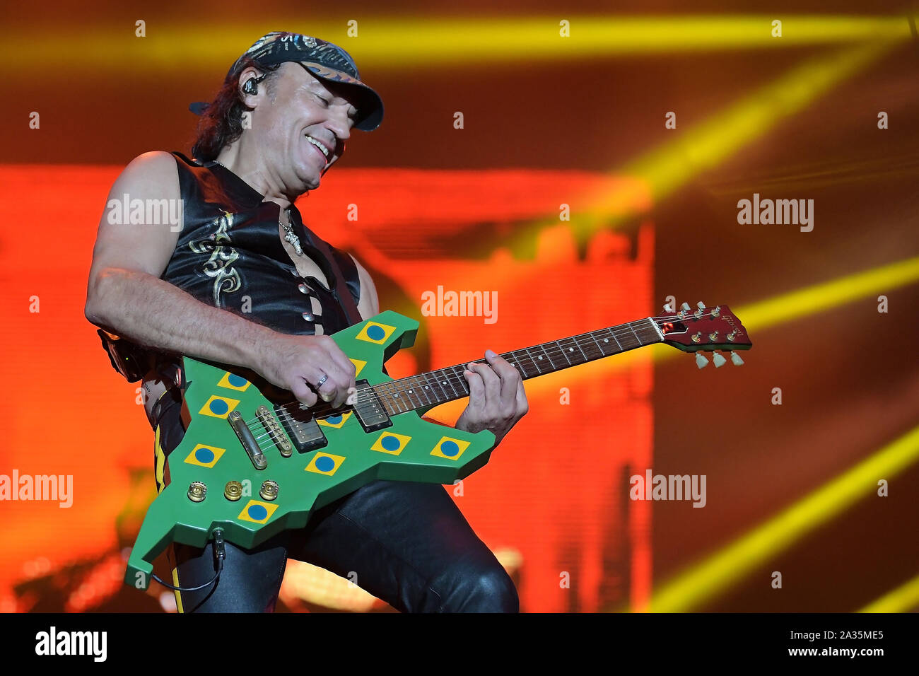 Rio de Janeiro, Brasile, 4 ottobre 2019. Il chitarrista Matthias Jabs della rock band Scorpions durante uno spettacolo al Rock in Rio a Rio de Janeiro. Foto Stock