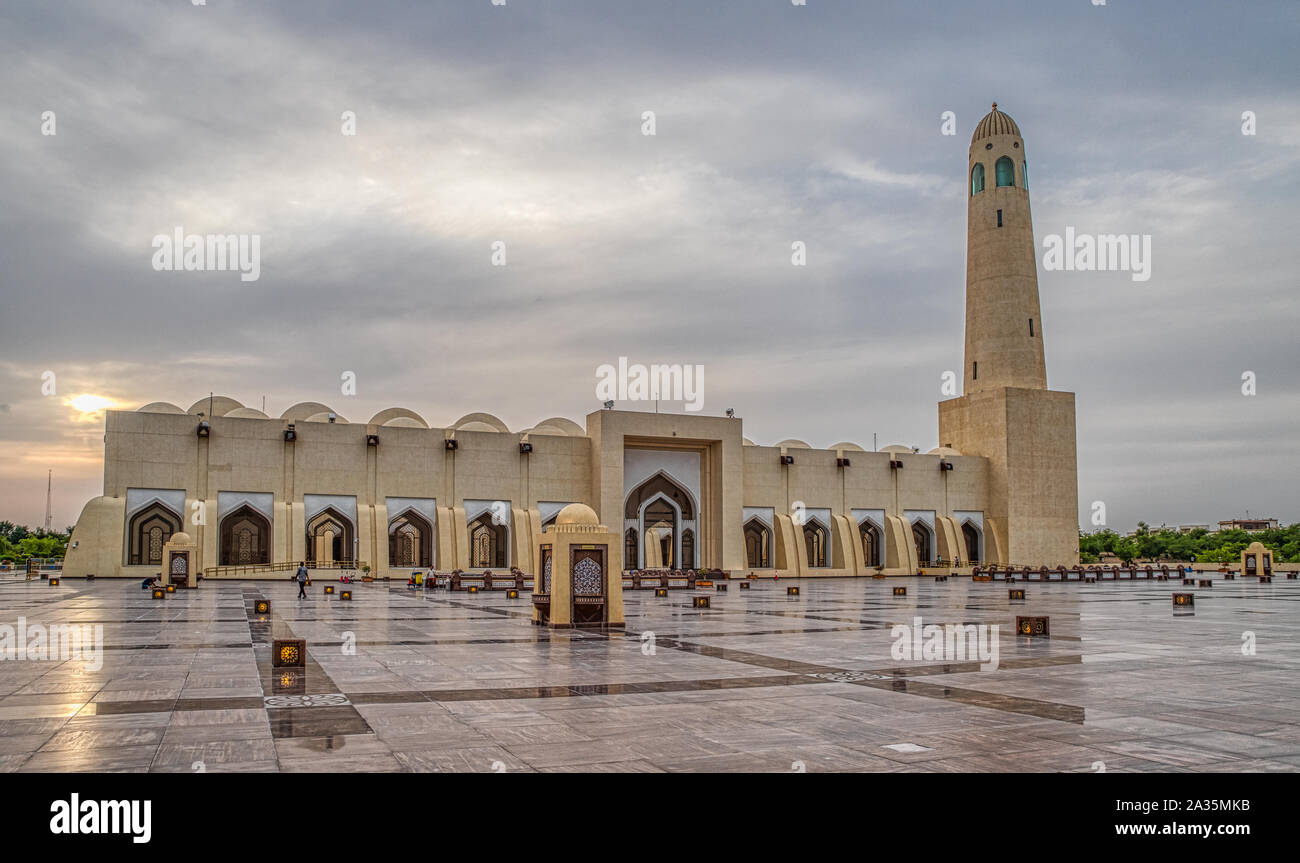 L Imam Muhammad ibn Abd al-Wahhab moschea (stato Qatar Moschea) vista esterna al tramonto con le nuvole nel cielo Foto Stock