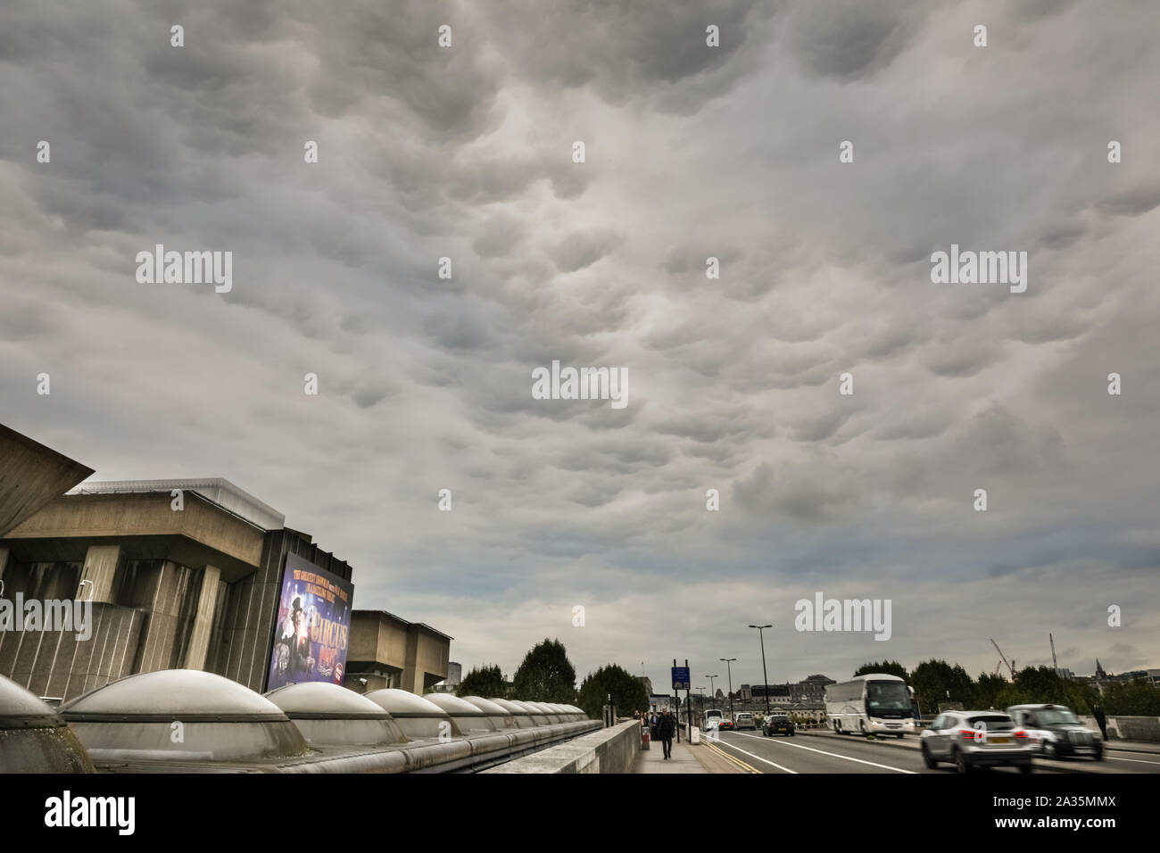 Londra, UK, 05 ott 2019. Altrimenti un giorno grigio è reso più interessante da quello che sembra essere un insolito coprire di nuvole mammatus, spesso associati a temporali nei cieli sopra di Londra questo pomeriggio. Il distintivo formazioni sono caratterizzati dalla loro rigonfiamenti o buste emergente dalla base di una nube. Credito: Imageplotter/Alamy Live News Foto Stock