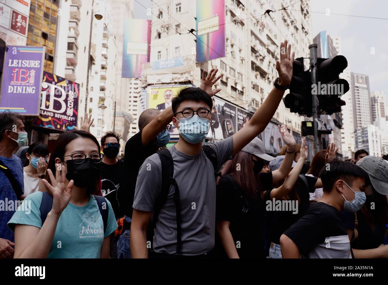 Hong Kong, Cina. 5 Ottobre, 2019. Migliaia di cittadini hanno espresso la loro rabbia contro la RASHK urgente attuazione della legge di antimascheramento progettato per limitare ulteriormente la gente di Hong Kong il diritto di assemblea e dimostrare in pubblico con le loro facce oscurate per proteggere la loro identità. Oct-5, 2019 Hong Kong.ZUMA/Liau Chung-ren Credito: Liau Chung-ren/ZUMA filo/Alamy Live News Credito: ZUMA Press, Inc./Alamy Live News Foto Stock