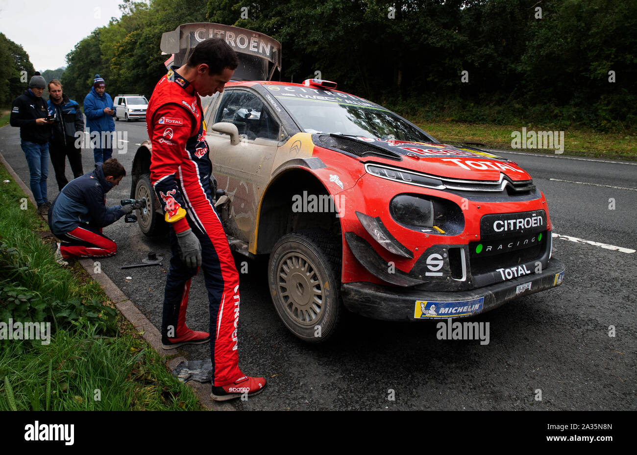 , Powys, Wales, Regno Unito. 05 ott 2019. Rally Galles GB 2019, SEB Ogier e Juien Ingrassia, la sostituzione di un pneumatico sulla A470 a Llanidloes, Newtown, POWYS, GALLES, Alamy vive News/Bob Sharples Credito: Bob Sharples Alamy/Live News Foto Stock