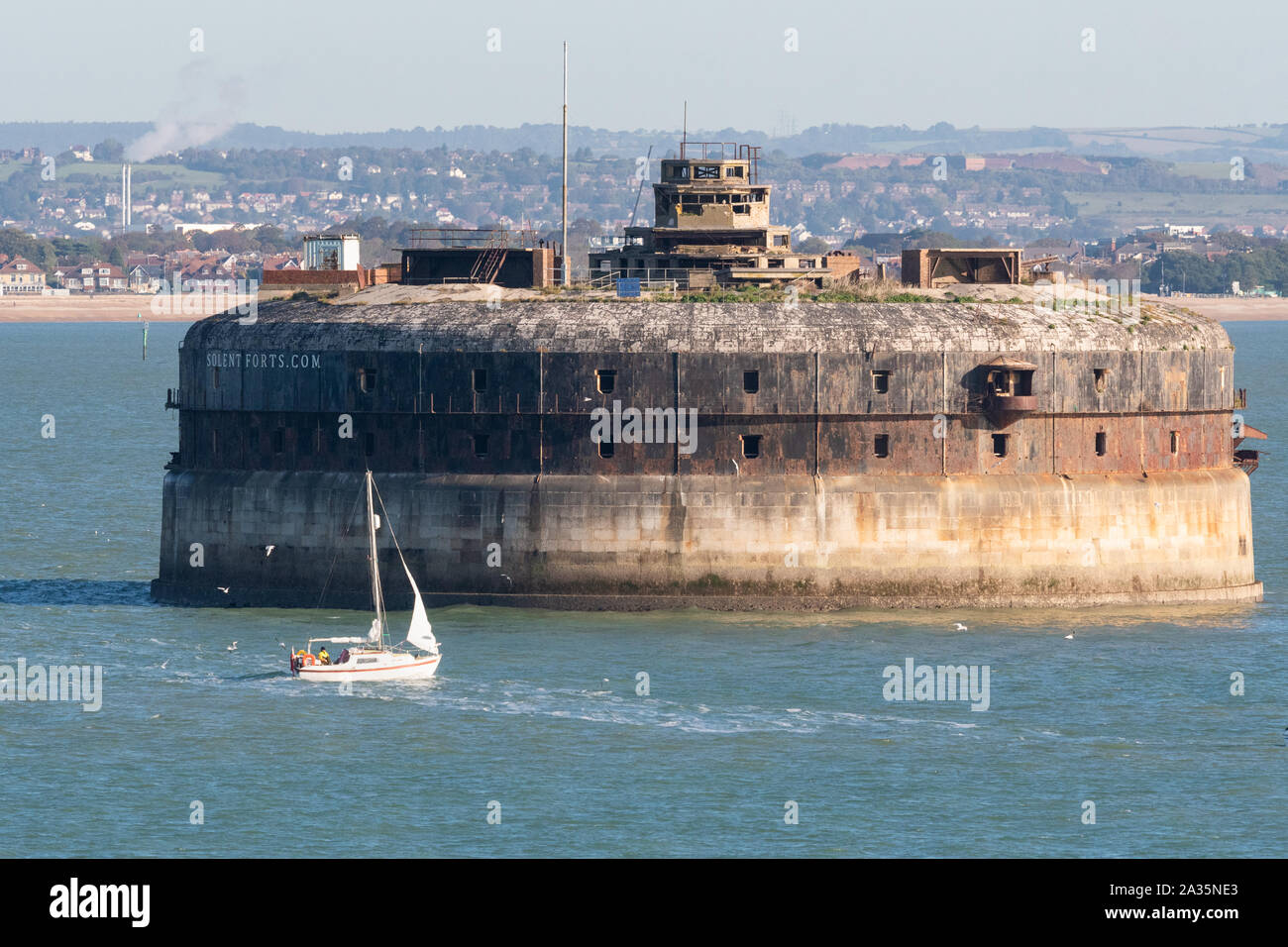Cavallo forte di sabbia, un mare abbandonati fort nel Solent, Portsmouth, Hampshire, Inghilterra, Regno Unito Foto Stock