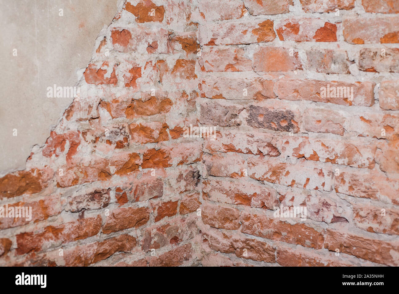 Rosso di un muro di mattoni. Rossi mattoni impilati costituiscono la parete. Parti in gesso. SITO IN COSTRUZIONE Foto Stock