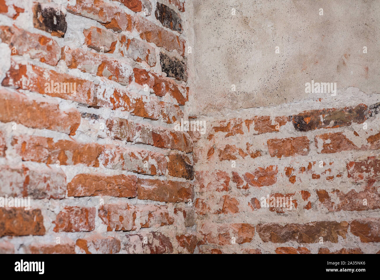 Rosso di un muro di mattoni. Rossi mattoni impilati costituiscono la parete. Parti in gesso. SITO IN COSTRUZIONE Foto Stock